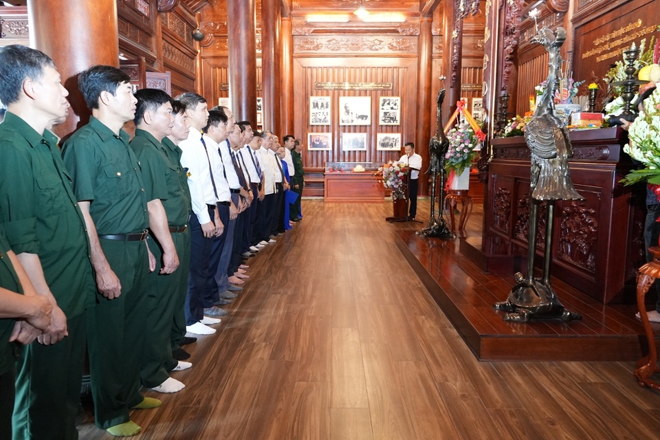 Công ty Điện lực Lào Cai dâng hương tưởng niệm Bác Hồ nhân dịp 67 năm ngày Bác về thăm nhà máy điện Lào Cai