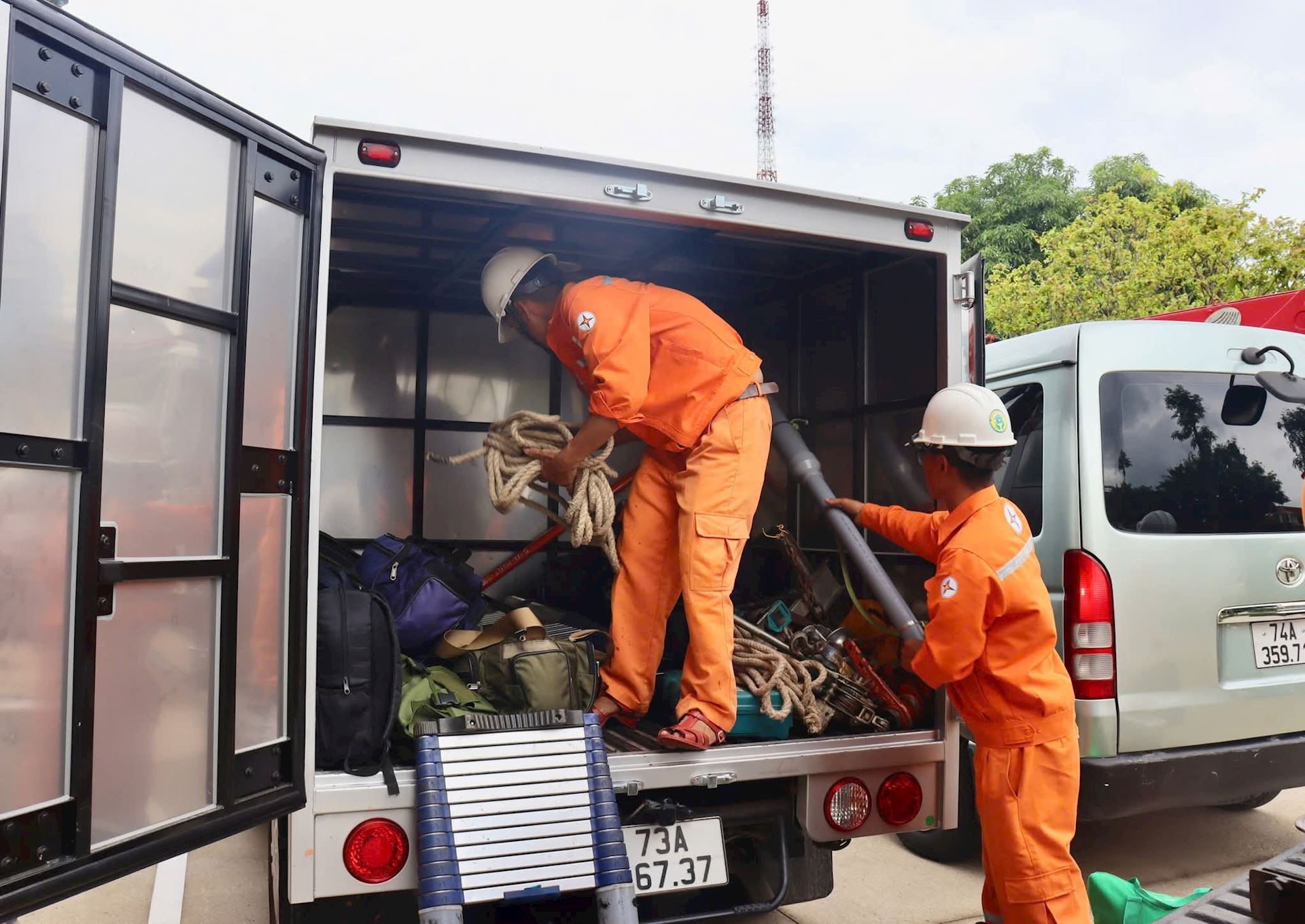Công ty Điện lực Quảng Trị hỗ trợ khôi phục lưới điện Hà Tĩnh sau bão số 5 2