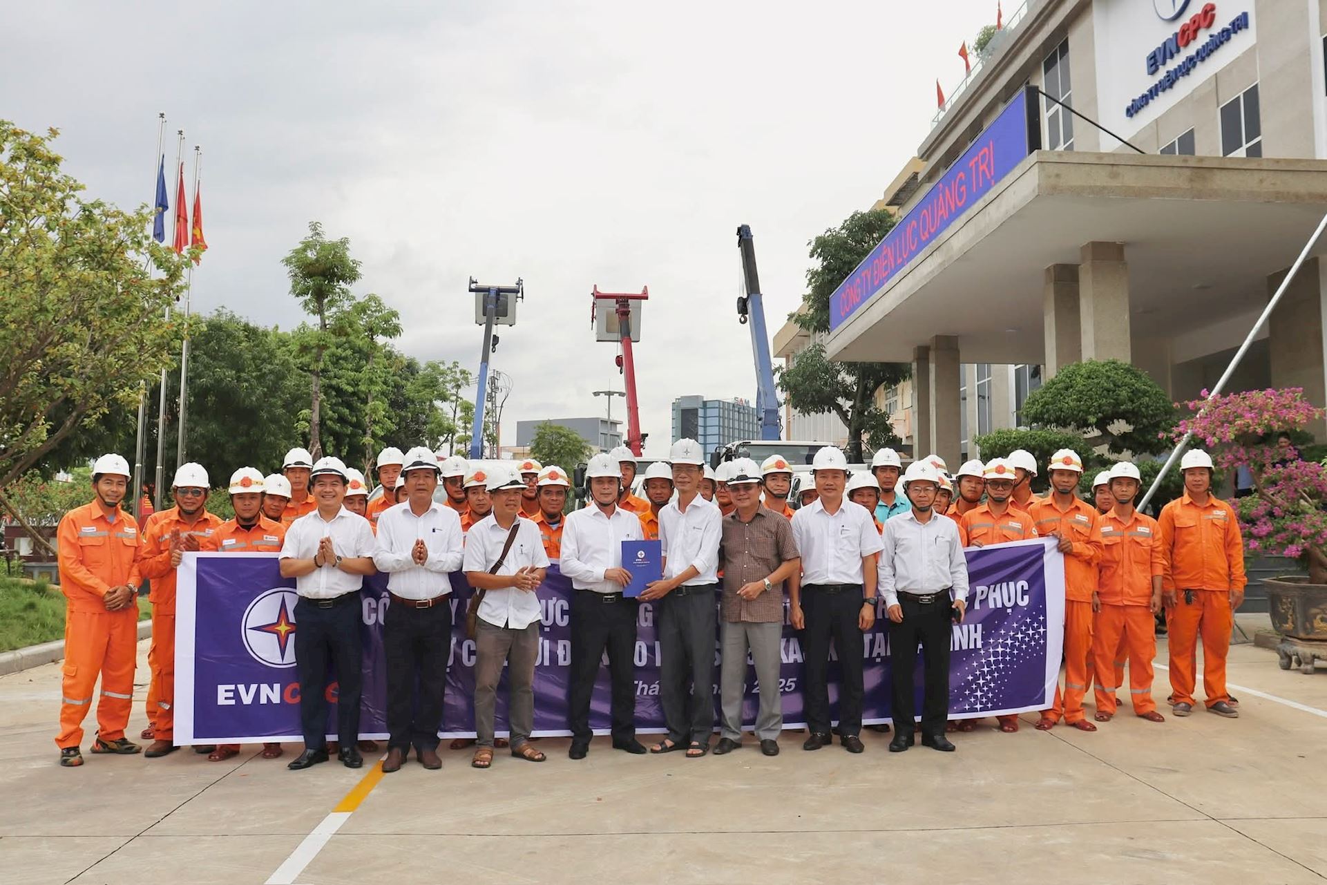 Công ty Điện lực Quảng Trị hỗ trợ khôi phục lưới điện Hà Tĩnh sau bão số 5 3