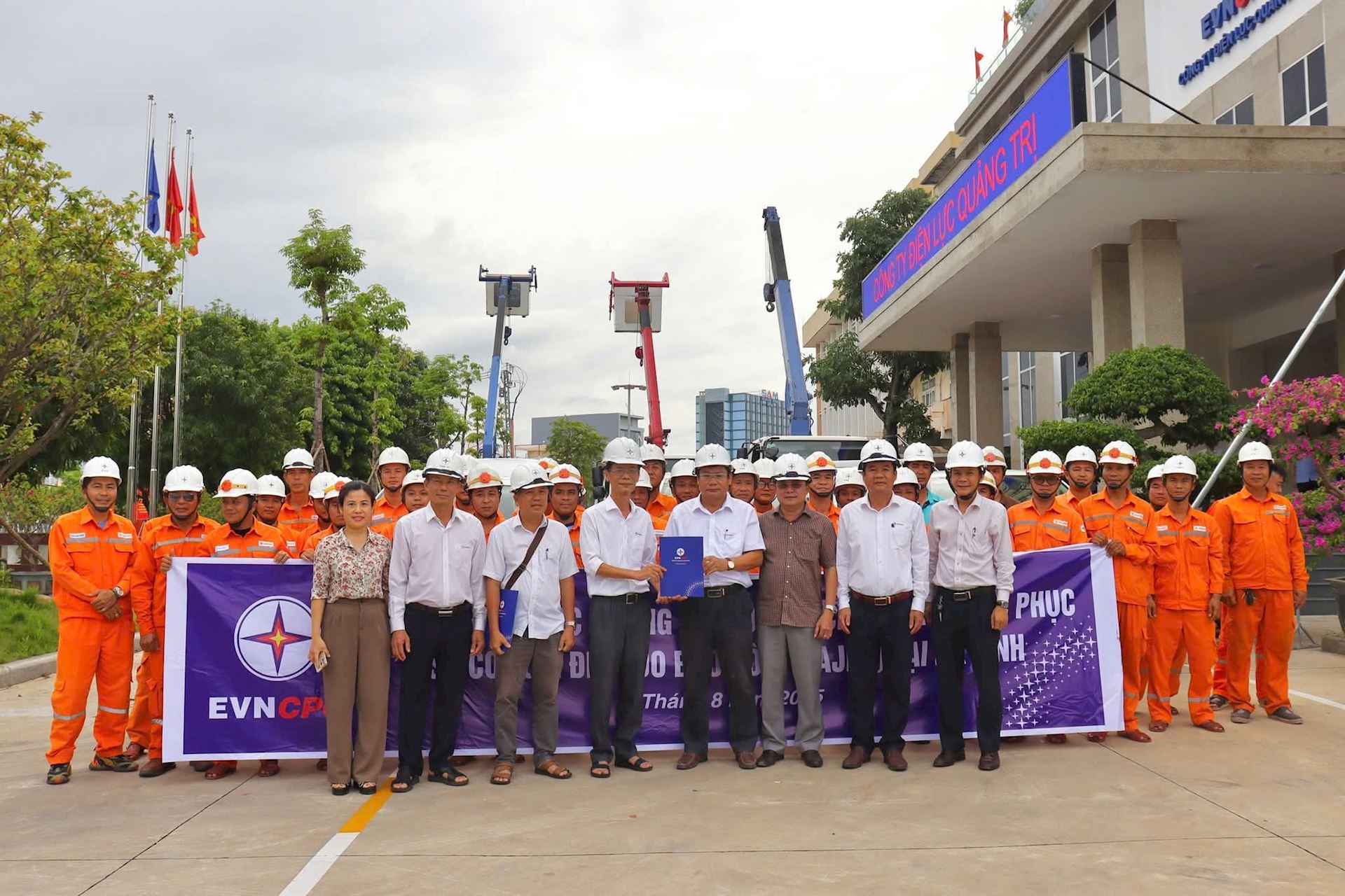 Công ty Điện lực Quảng Trị hỗ trợ khôi phục lưới điện Hà Tĩnh sau bão số 5 4