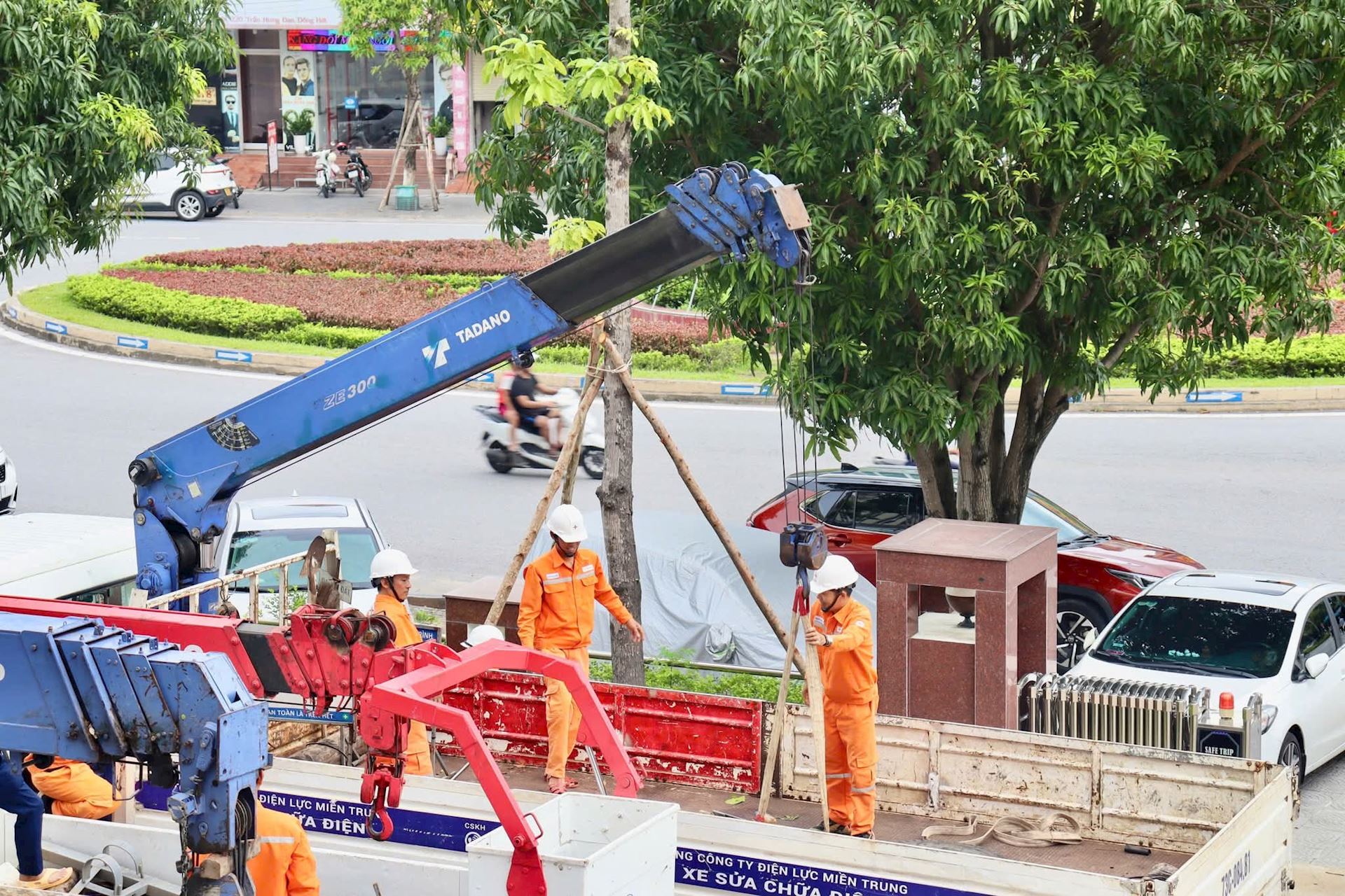 Công ty Điện lực Quảng Trị hỗ trợ khôi phục lưới điện Hà Tĩnh sau bão số 5 5