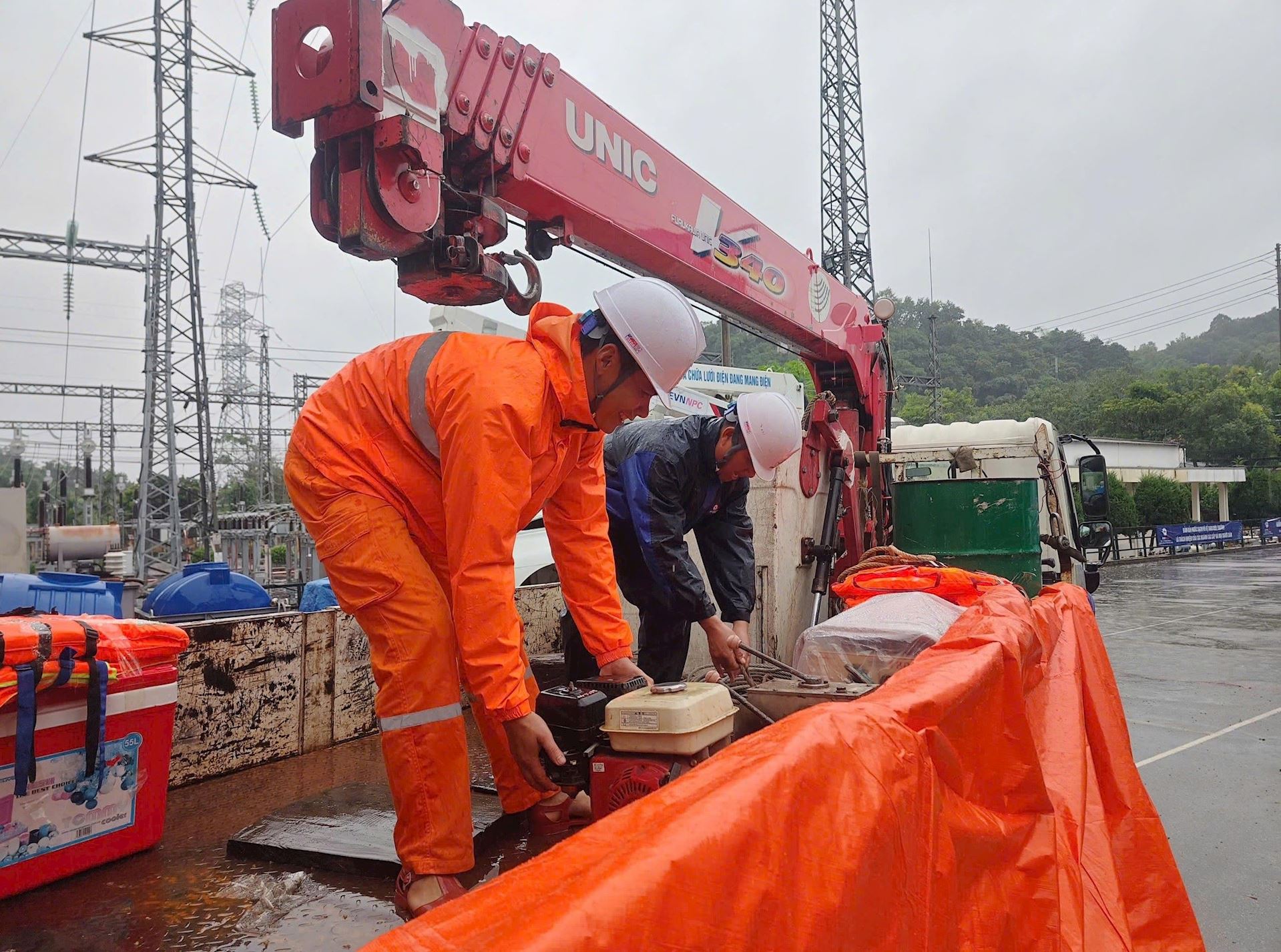 Công ty Điện lực Sơn La chi viện Công ty Điện lực Hà Tĩnh khắc phục sự cố do bão số 10 