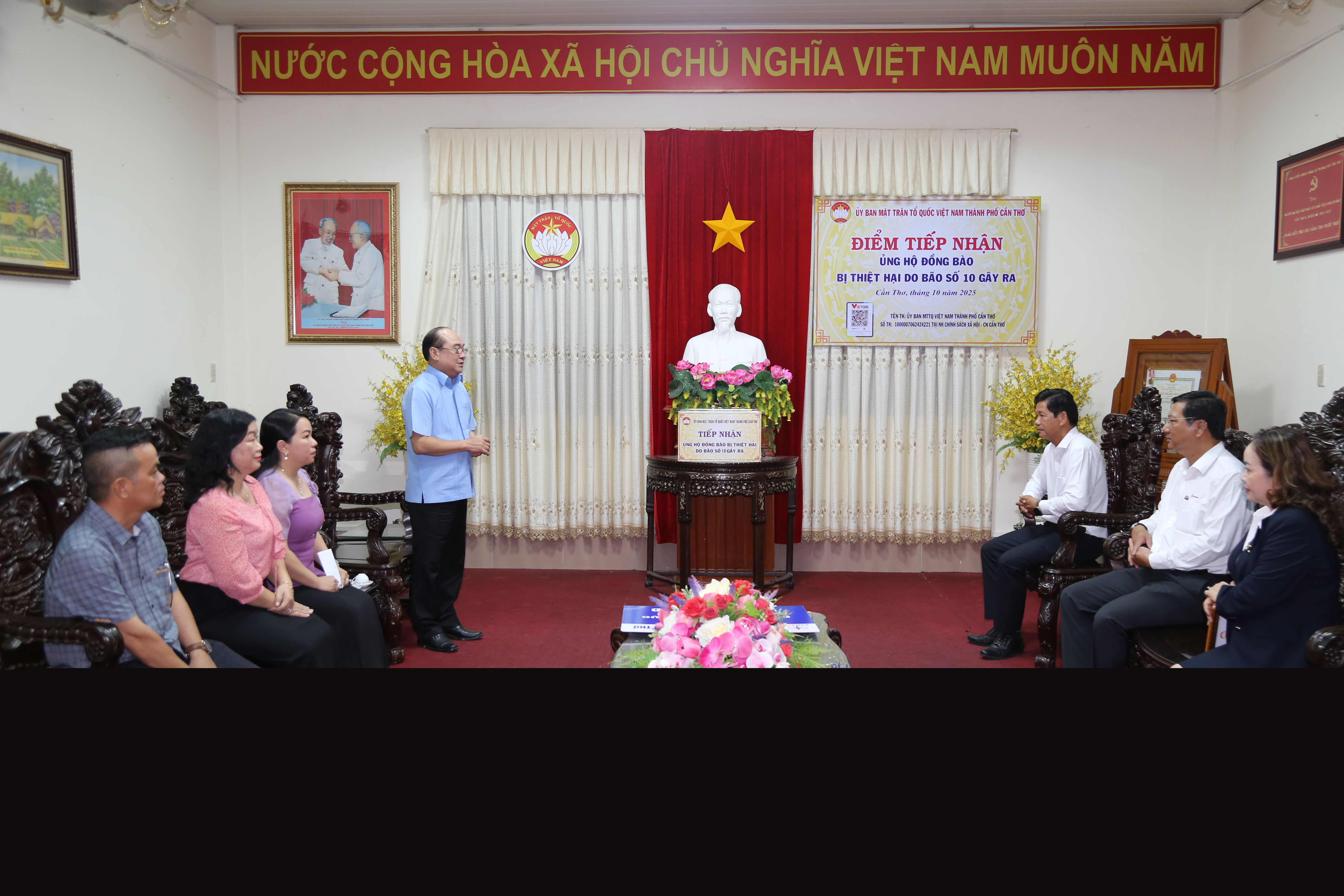 CÔNG TY ĐIỆN LỰC THÀNH PHỐ CẦN THƠ TRAO BIỂU TRƯNG ỦNG HỘ ĐỒNG BÀO KHẮC PHỤC BÃO LŨ, THIÊN TAI 1