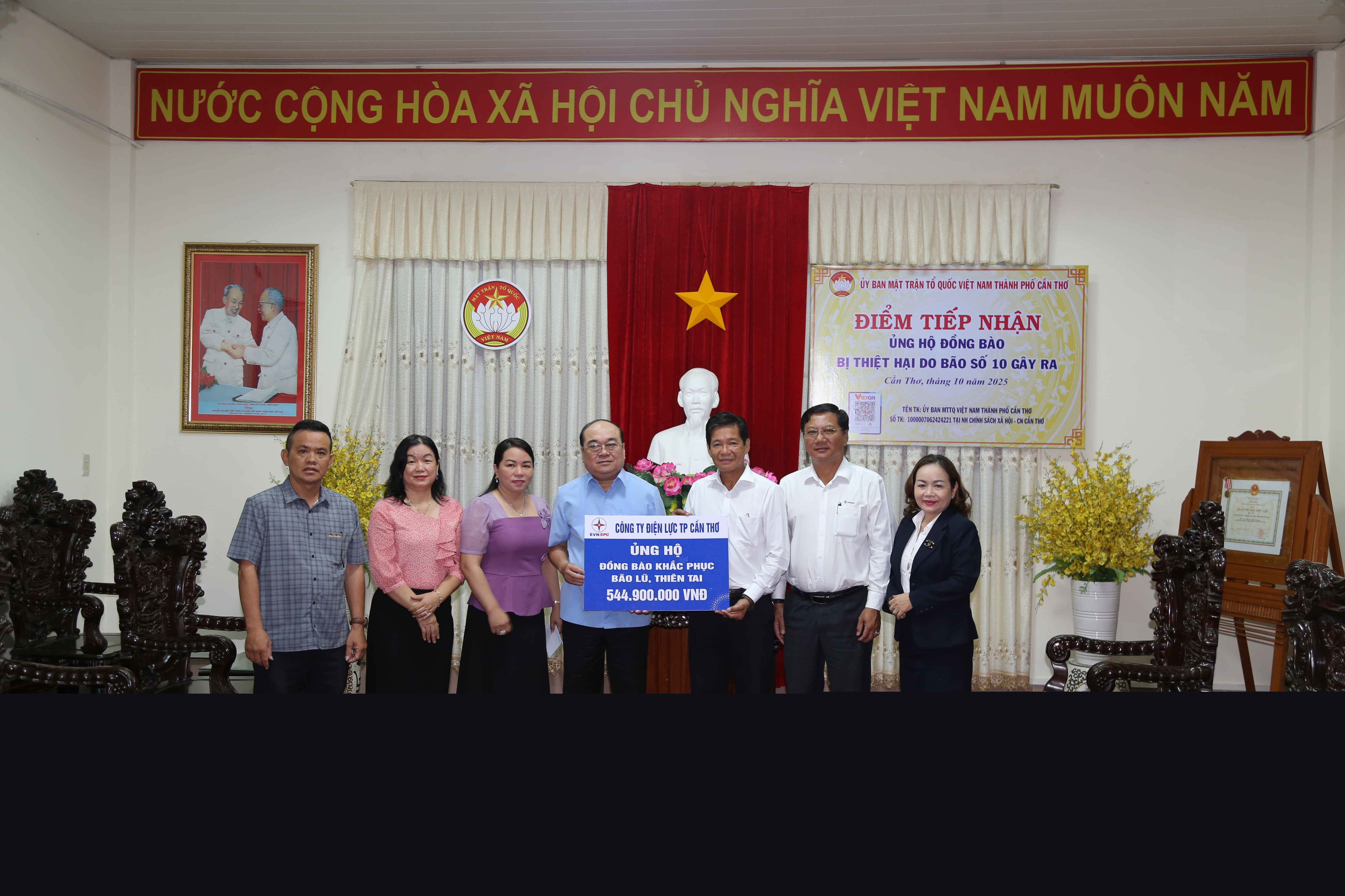 CÔNG TY ĐIỆN LỰC THÀNH PHỐ CẦN THƠ TRAO BIỂU TRƯNG ỦNG HỘ ĐỒNG BÀO KHẮC PHỤC BÃO LŨ, THIÊN TAI 2