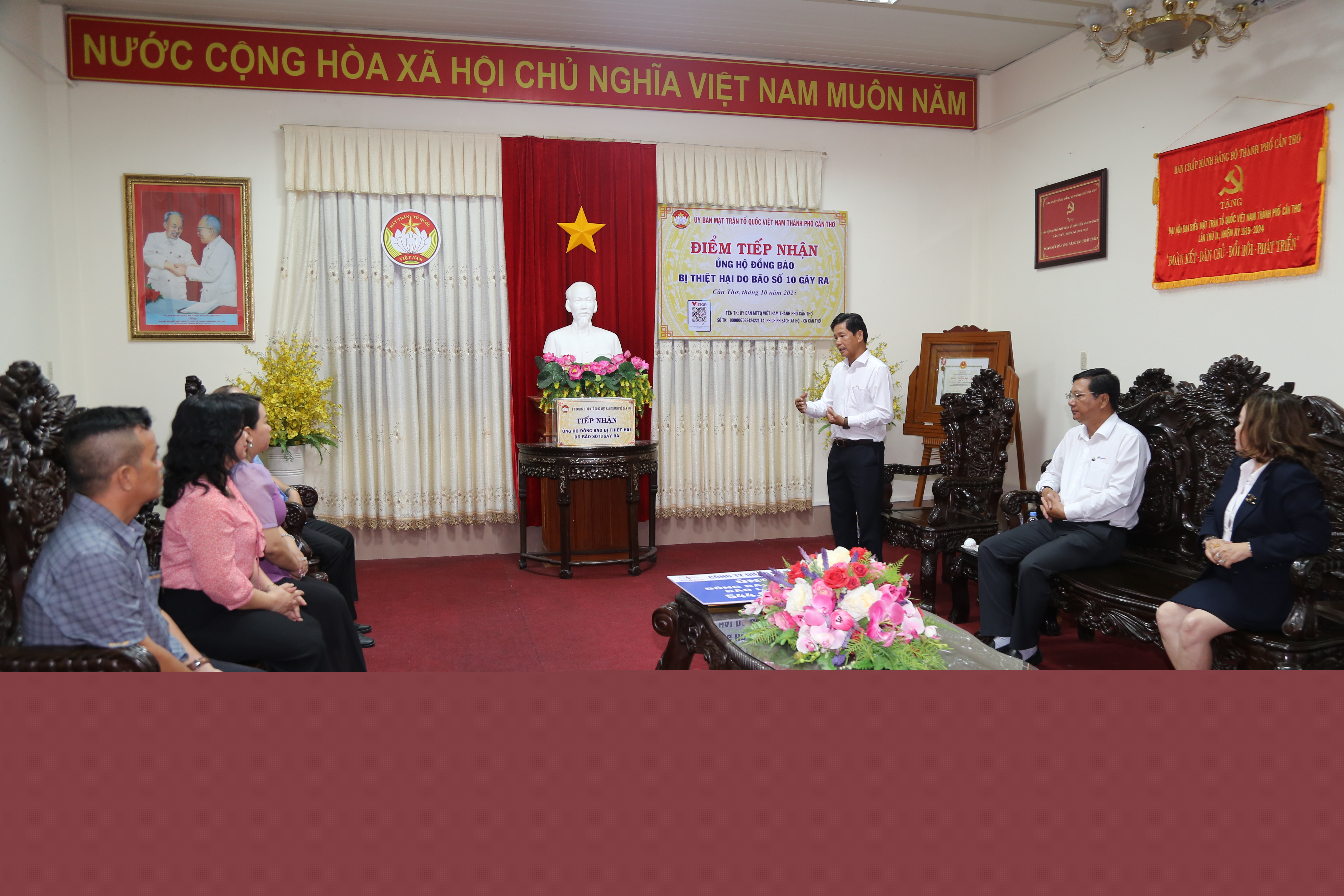 CÔNG TY ĐIỆN LỰC THÀNH PHỐ CẦN THƠ TRAO BIỂU TRƯNG ỦNG HỘ ĐỒNG BÀO KHẮC PHỤC BÃO LŨ, THIÊN TAI