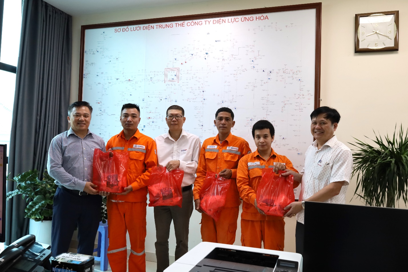 Công ty Điện lực Ứng Hòa: Thiết thực chăm lo sức khỏe người lao động trong Tháng Công nhân 2025 2