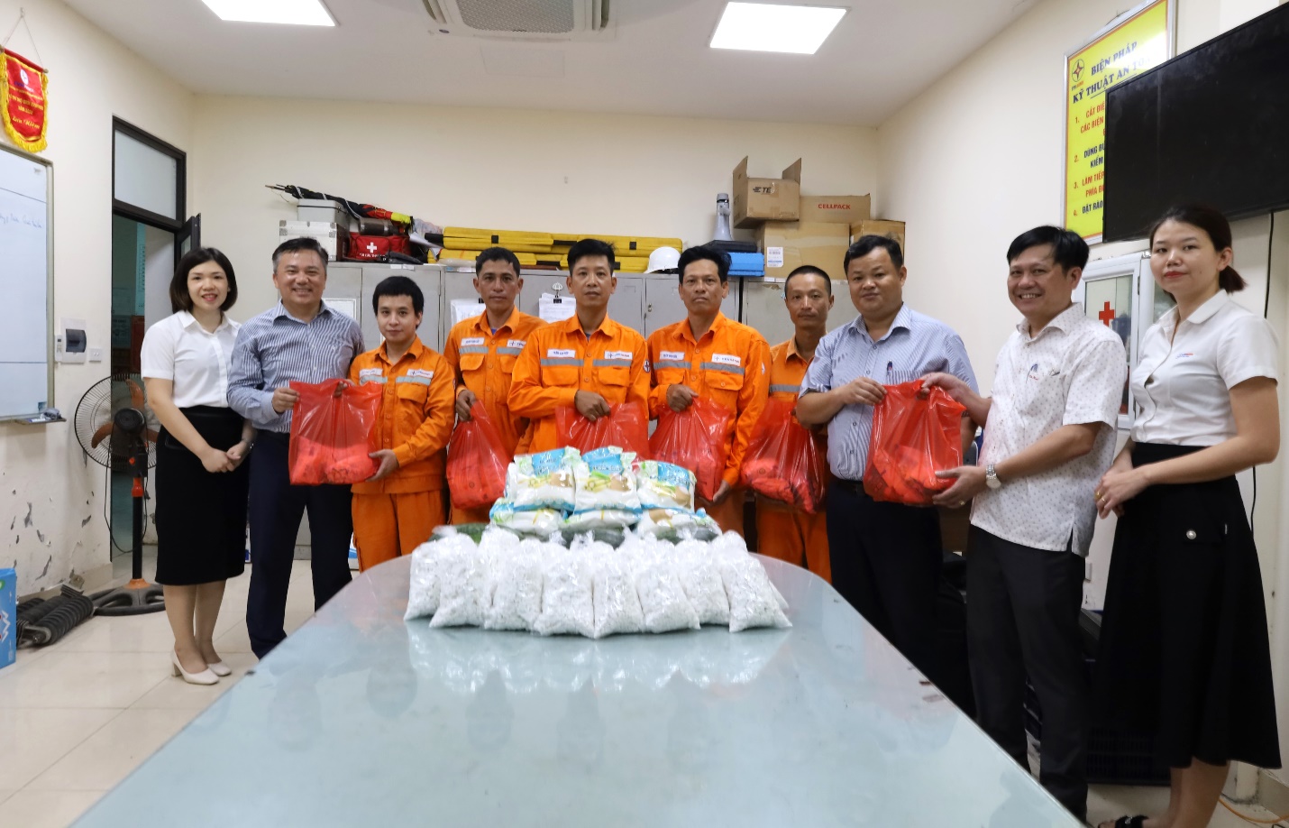 Công ty Điện lực Ứng Hòa: Thiết thực chăm lo sức khỏe người lao động trong Tháng Công nhân 2025
