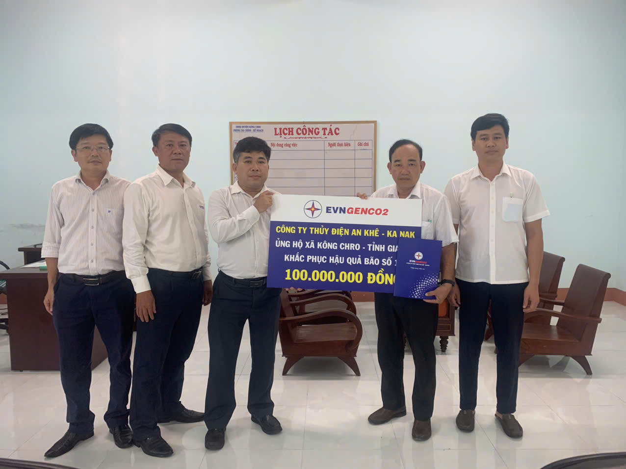 Công ty Thủy điện An Khê – Ka Nak ủng hộ hơn 500 triệu đồng giúp người dân Gia Lai vượt qua khó khăn sau bão số 13 3