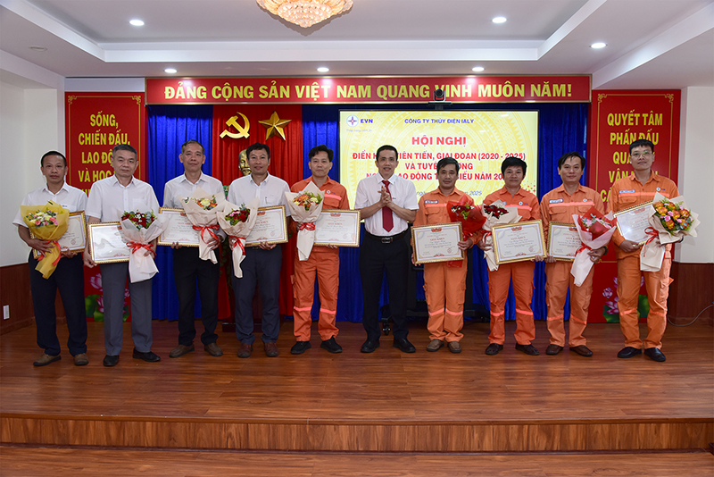 Công ty thủy điện Ialy tổ chức Hội nghị Điển hình tiên tiến và Tuyên dương Người lao động tiêu biểu năm 2025 1