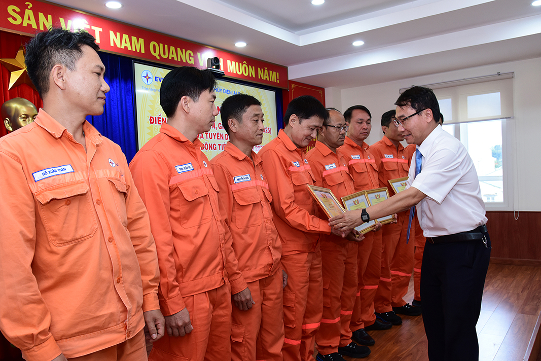 Công ty thủy điện Ialy tổ chức Hội nghị Điển hình tiên tiến và Tuyên dương Người lao động tiêu biểu năm 2025 2