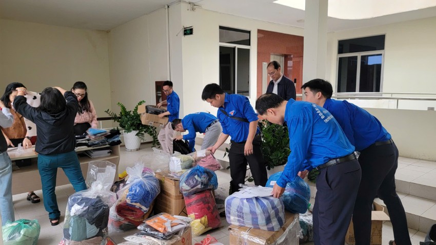 CÔNG TY TRUYỀN TẢI ĐIỆN 2 QUYÊN GÓP ỦNG HỘ ĐỒNG BÀO BỊ BÃO LỤT NĂM 2025. 2