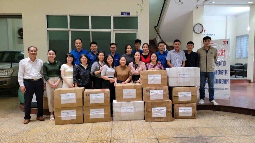 CÔNG TY TRUYỀN TẢI ĐIỆN 2 QUYÊN GÓP ỦNG HỘ ĐỒNG BÀO BỊ BÃO LỤT NĂM 2025. 3