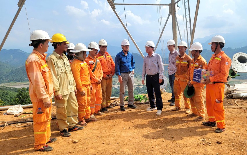 CÔNG TY TRUYỀN TẢI ĐIỆN 2 THĂM HỎI ĐỘNG VIÊN NGƯỜI LAO ĐỘNG THAM GIA THI CÔNG DỰ ÁN ĐƯỜNG DÂY 500KV LÀO CAI – VĨNH YÊN 1