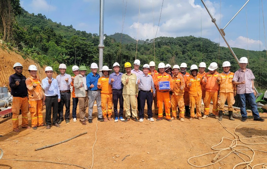 CÔNG TY TRUYỀN TẢI ĐIỆN 2 THĂM HỎI ĐỘNG VIÊN NGƯỜI LAO ĐỘNG THAM GIA THI CÔNG DỰ ÁN ĐƯỜNG DÂY 500KV LÀO CAI – VĨNH YÊN 2