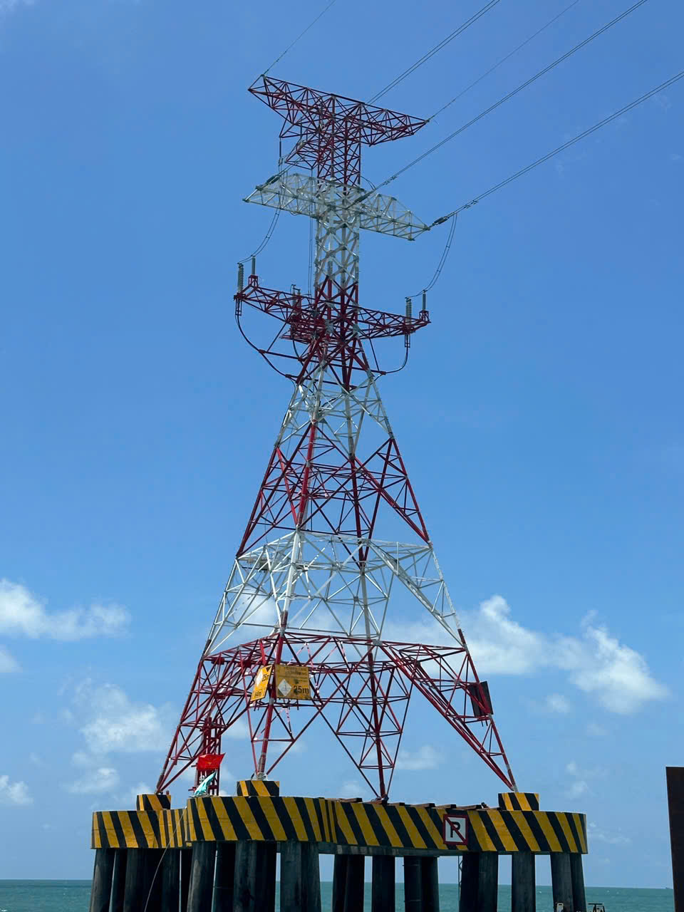 Đặc khu Côn Đảo – Thành phố Hồ Chí Minh đã hòa nguồn lưới điện quốc gia đấu nối từ thành phố Cần Thơ. 1