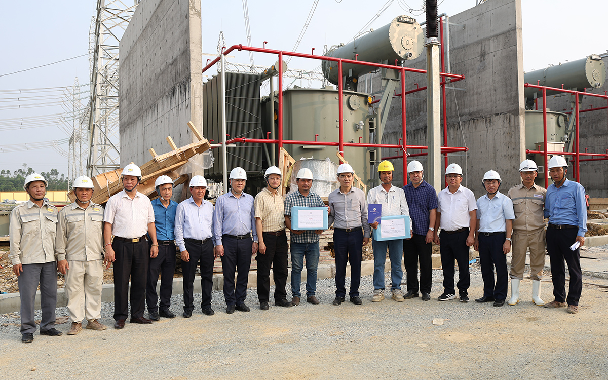 Đảng ủy EVN kiểm tra công trường dự án được chọn gắn biển chào mừng Đại hội Đảng bộ EVN lần thứ IV 2