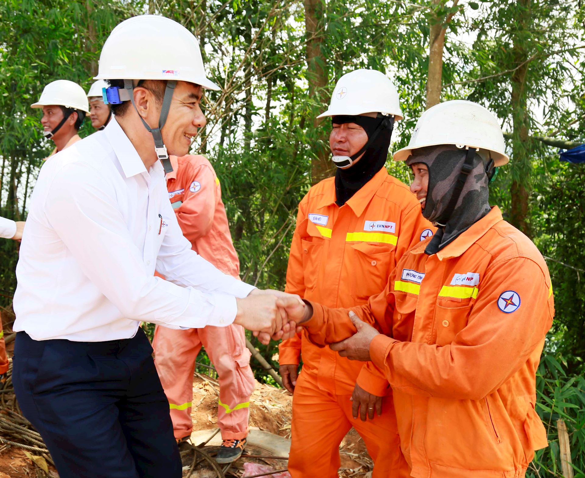 Đảng ủy EVN thăm hỏi, động viên người lao động thi công đường dây 500kV Lào Cai – Vĩnh Yên 1