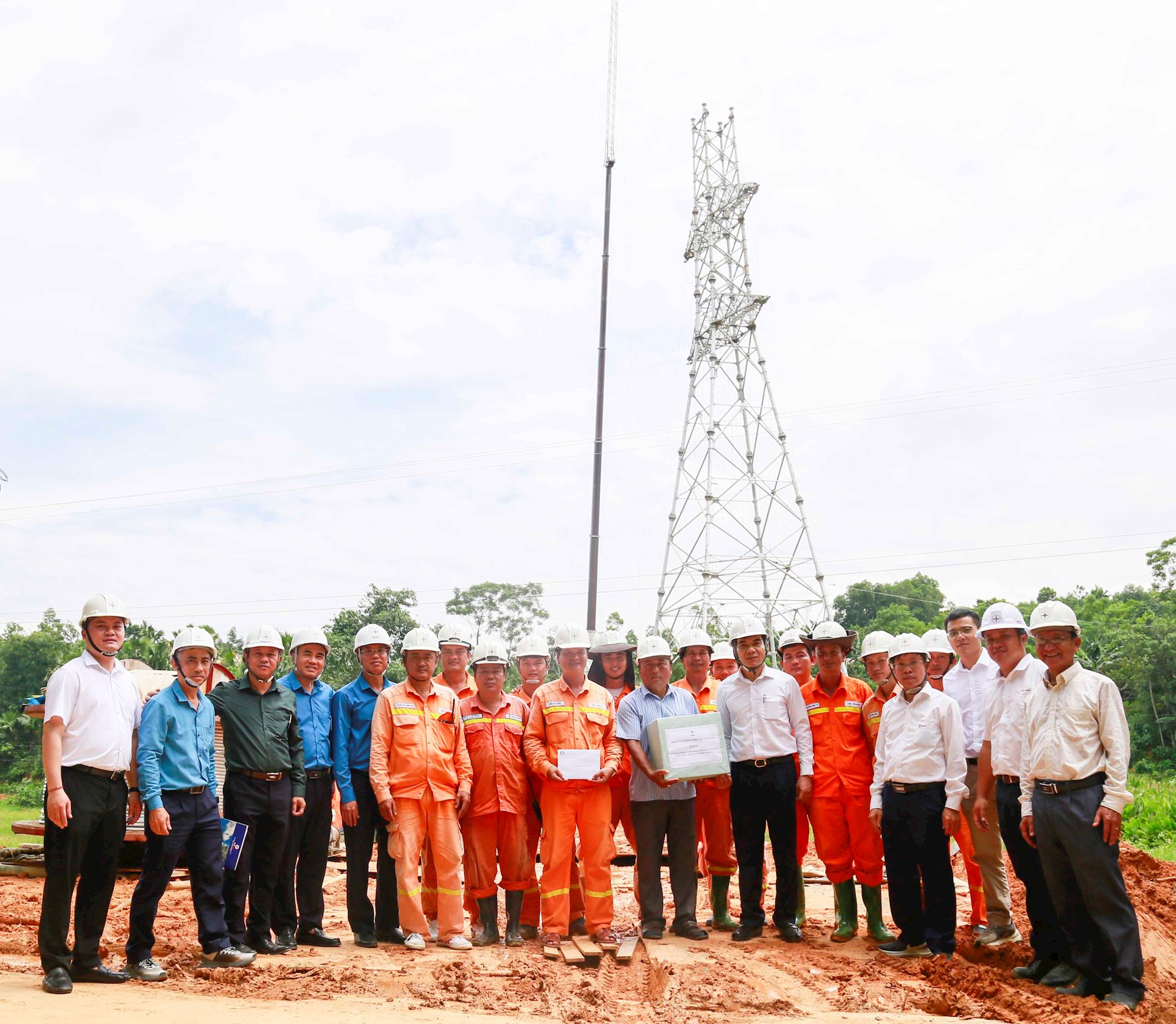 Đảng ủy EVN thăm hỏi, động viên người lao động thi công đường dây 500kV Lào Cai – Vĩnh Yên 2