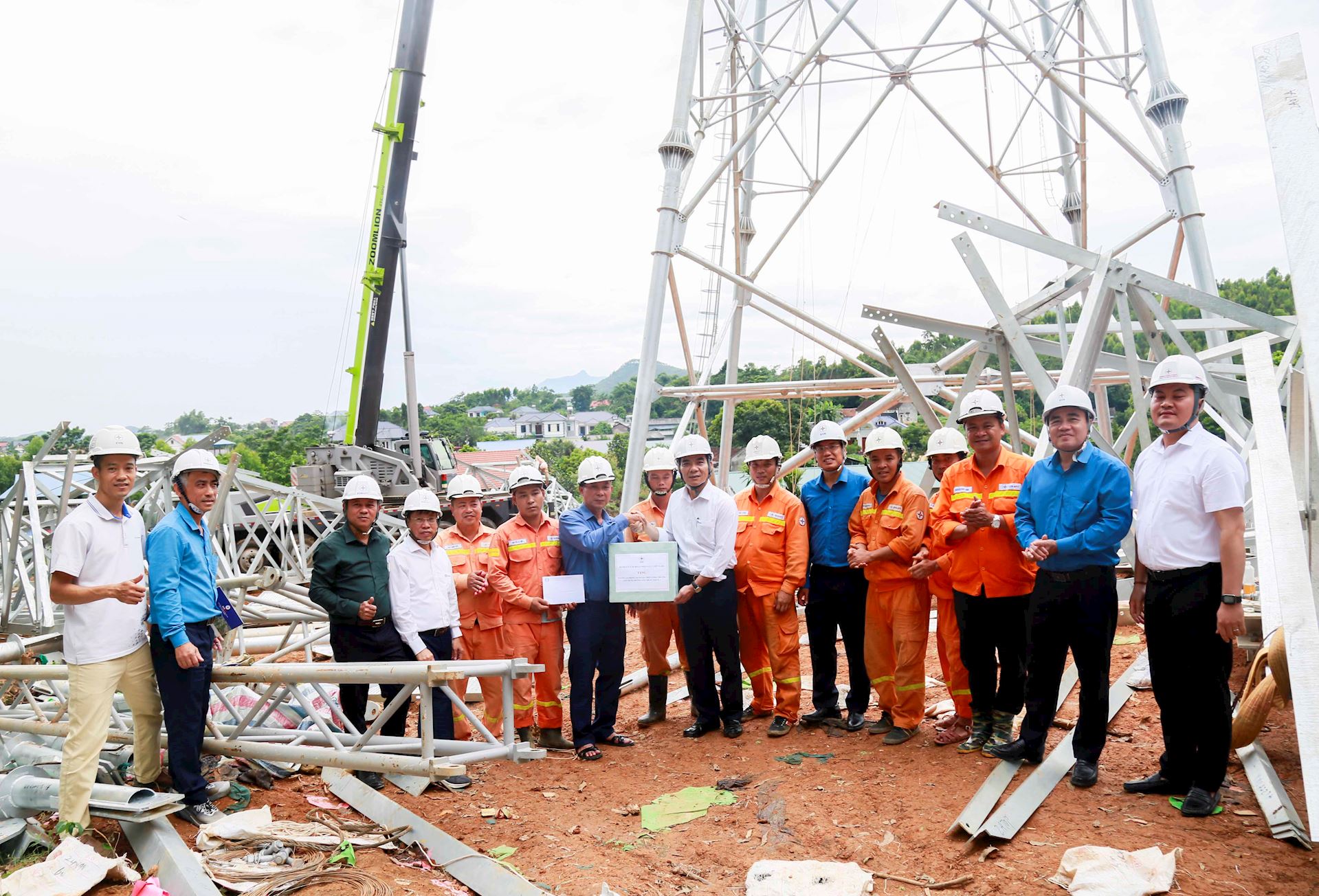 Đảng ủy EVN thăm hỏi, động viên người lao động thi công đường dây 500kV Lào Cai – Vĩnh Yên 3