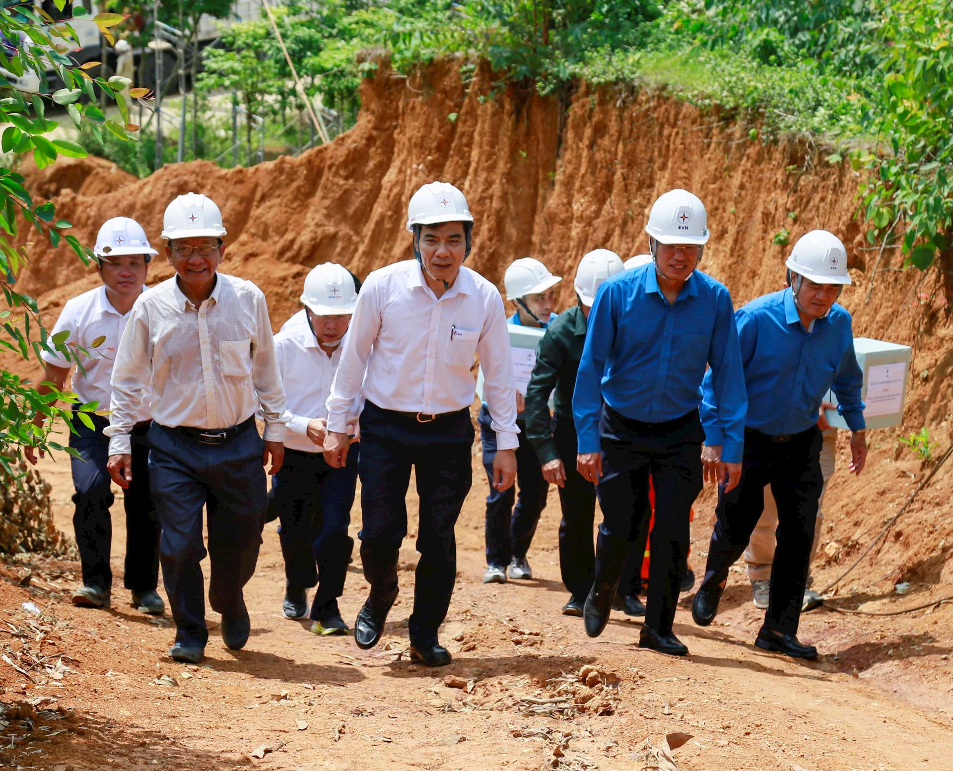 Đảng ủy EVN thăm hỏi, động viên người lao động thi công đường dây 500kV Lào Cai – Vĩnh Yên 4