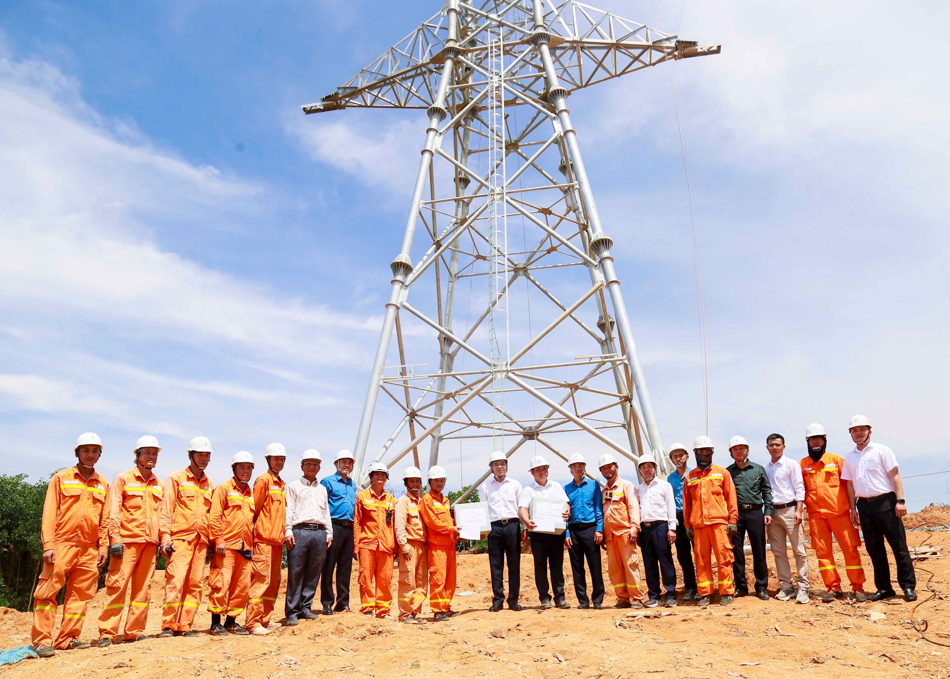 Đảng ủy EVN thăm hỏi, động viên người lao động thi công đường dây 500kV Lào Cai – Vĩnh Yên