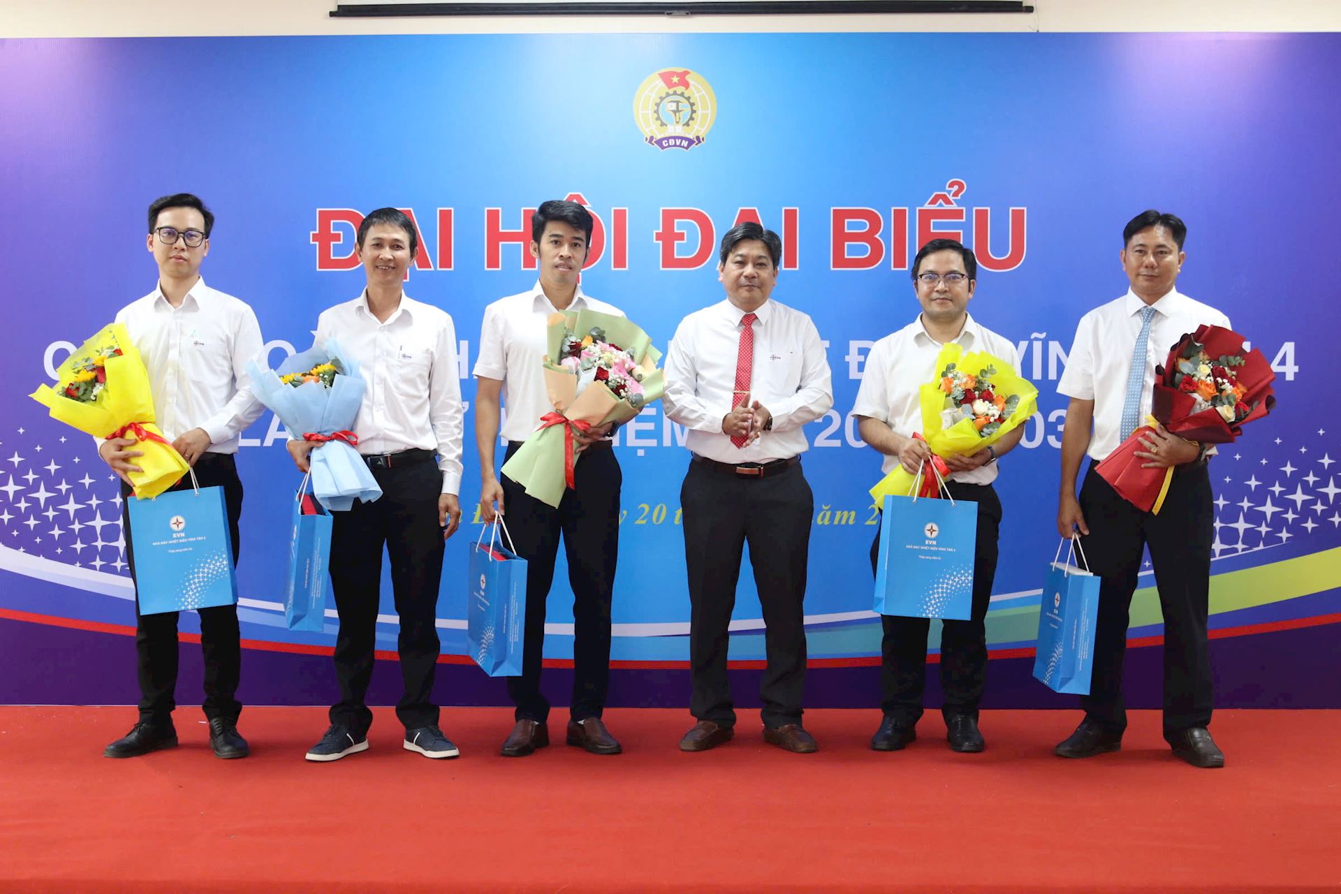 ĐẶT NGƯỜI LAO ĐỘNG LÀ TRUNG TÂM TRONG MỌI QUYẾT SÁCH 6