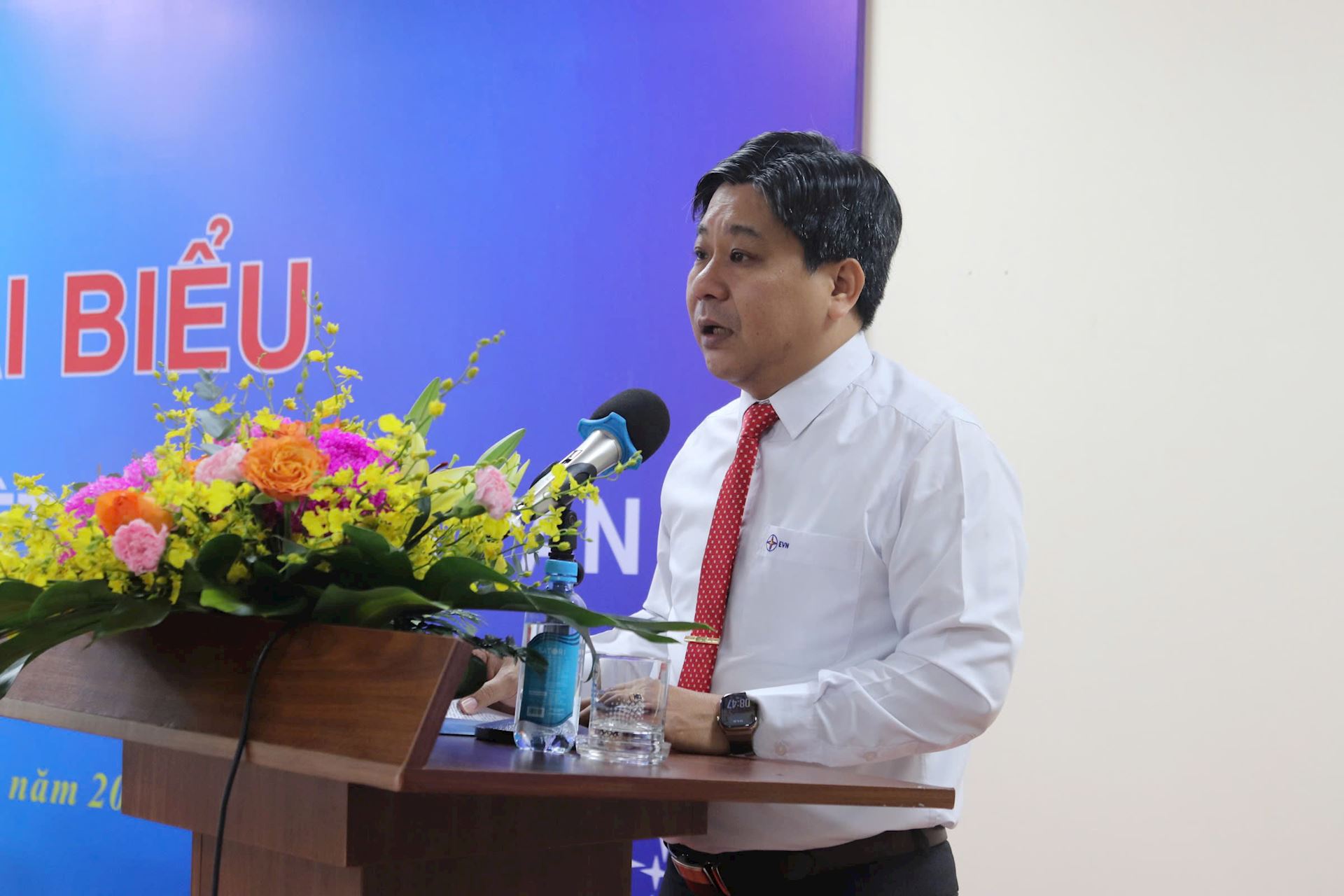 ĐẶT NGƯỜI LAO ĐỘNG LÀ TRUNG TÂM TRONG MỌI QUYẾT SÁCH