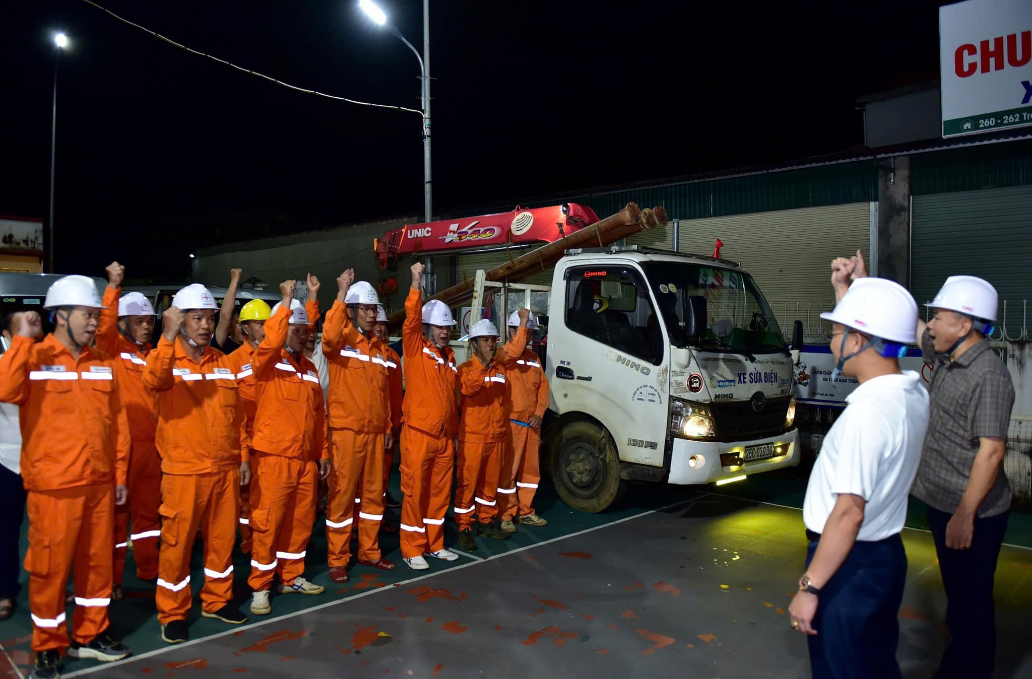 Điện lực miền Bắc đã huy động gần 850 cán bộ công nhân viên hỗ trợ Nghệ An, Hà Tĩnh xử lý sự cố do bão số 10 1