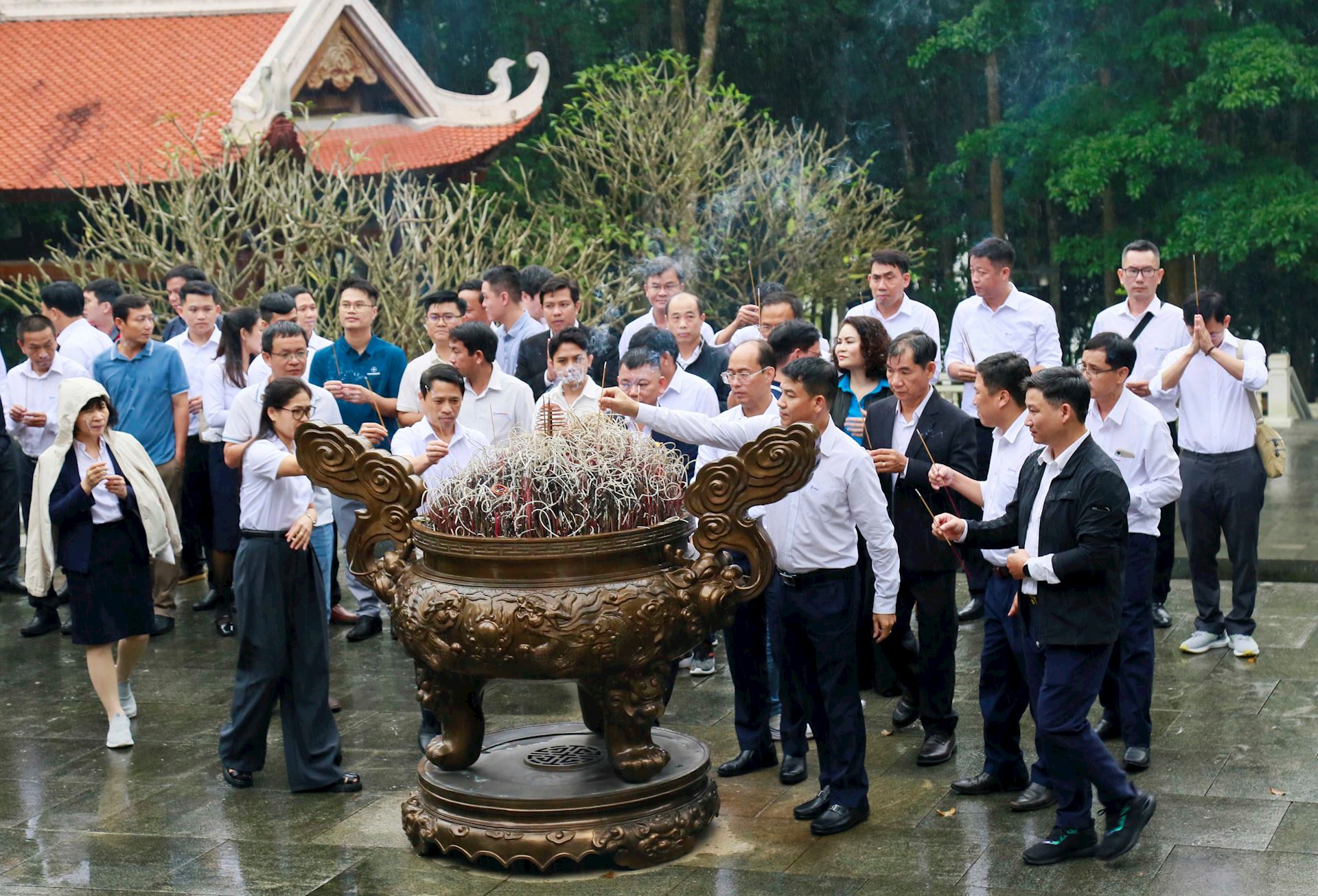 Đoàn Đại biểu Giảng viên giỏi EVN dâng hương tại khu di tích K9 – Đá chông. 1