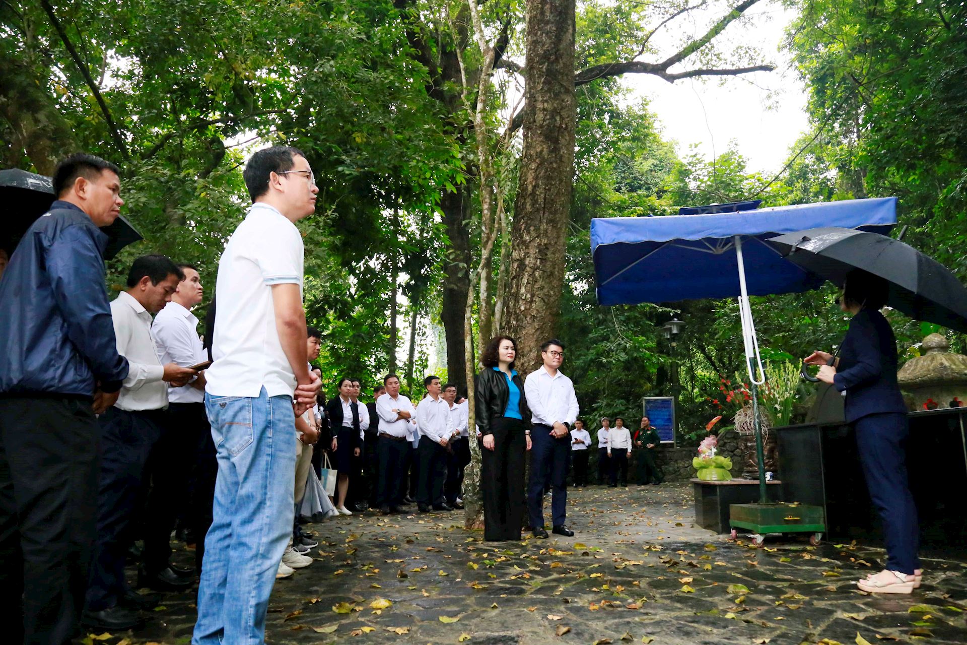 Đoàn Đại biểu Giảng viên giỏi EVN dâng hương tại khu di tích K9 – Đá chông. 2