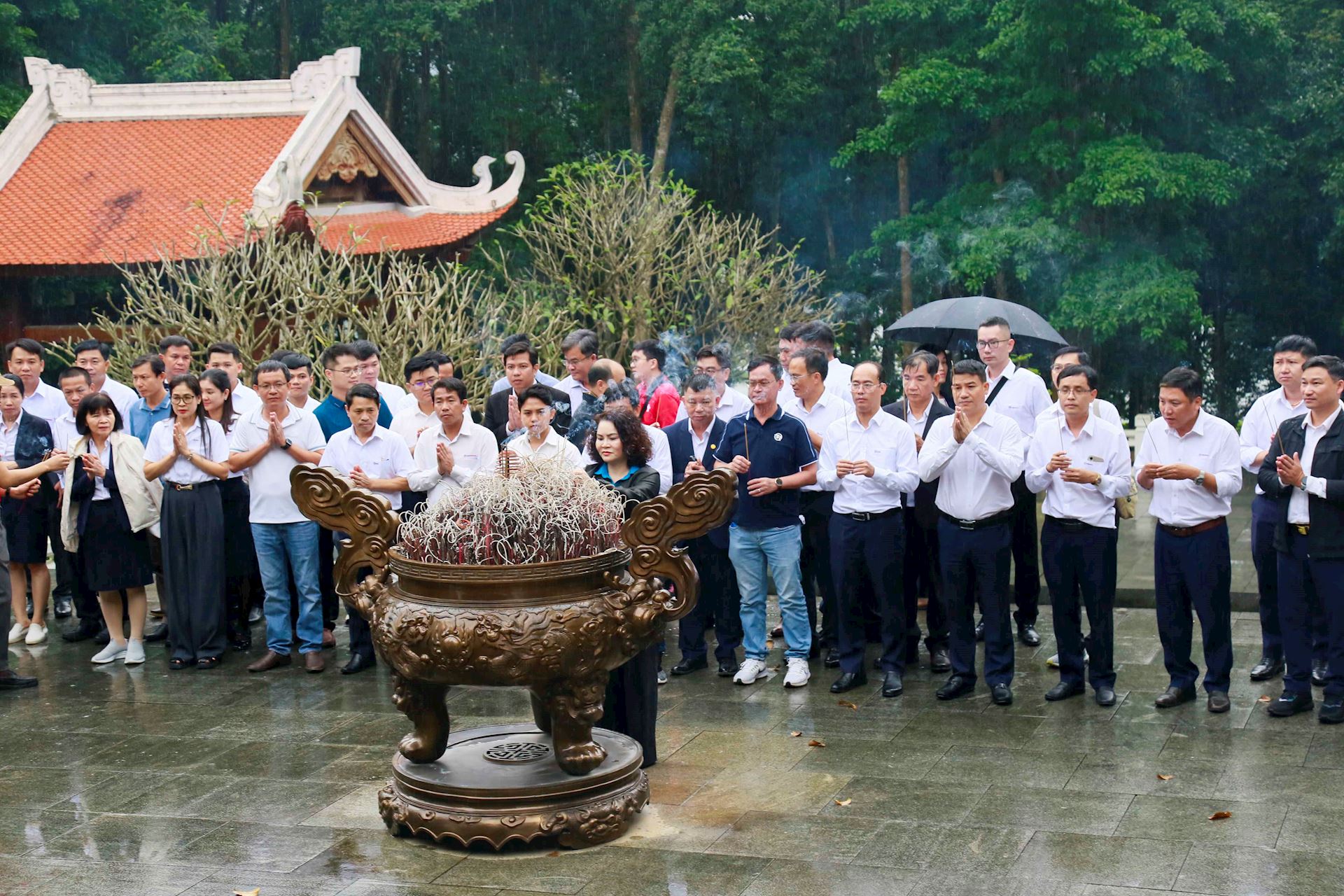 Đoàn Đại biểu Giảng viên giỏi EVN dâng hương tại khu di tích K9 – Đá chông.