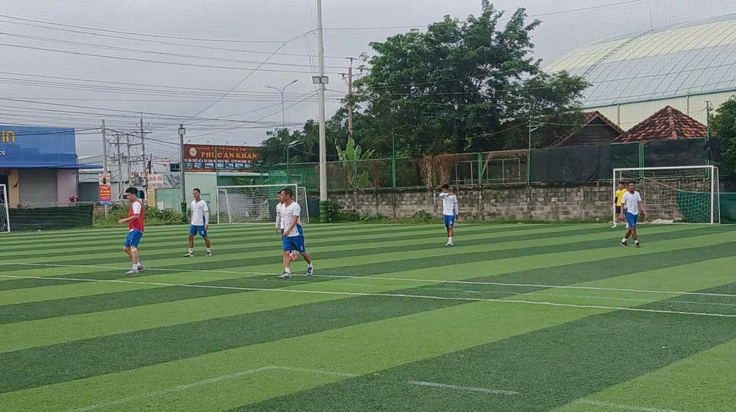 Đội bóng đá CĐ Điện lực Việt Nam tích cực tập luyện trước Giải CNVC 2025 1