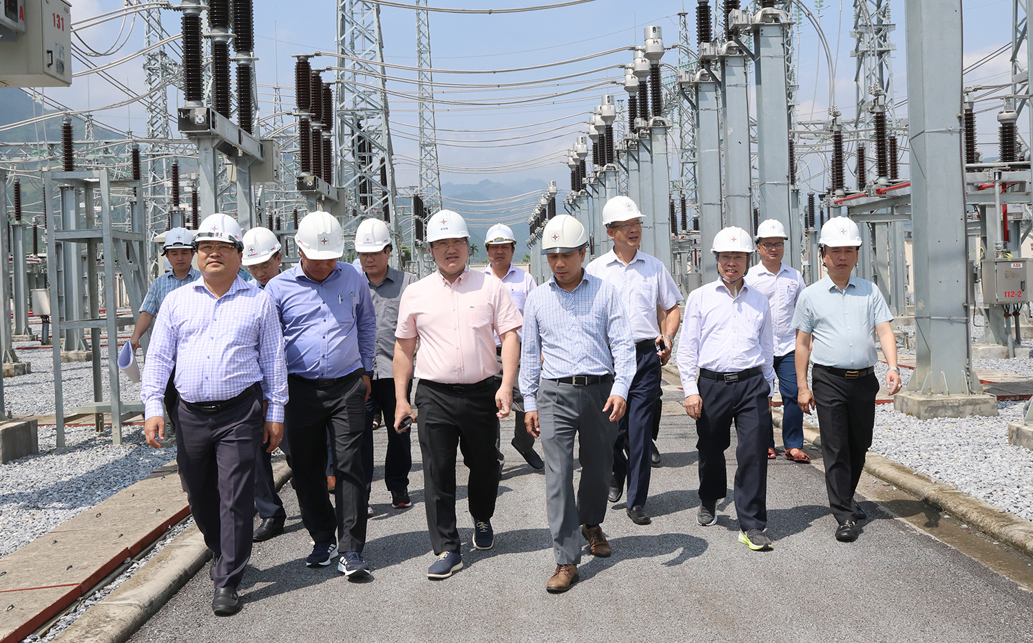 Dồn lực đưa Dự án đường dây 220kV đấu nối Nghĩa Lộ - Việt Trì về đích 