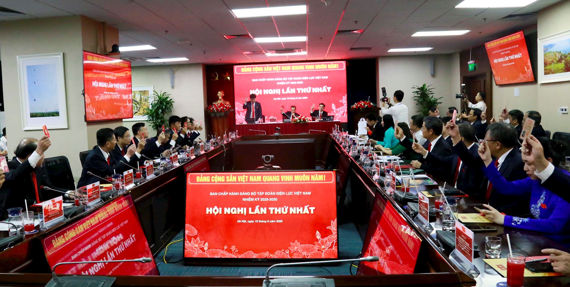 Đồng chí Đặng Hoàng An - Chủ tịch HĐTV EVN tiếp tục được tín nhiệm bầu là Bí thư Đảng ủy Tập đoàn nhiệm kỳ 2025-2030.  3