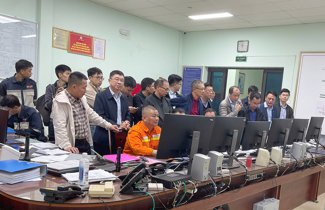 Đóng điện Dự án Nâng công suất Trạm biến áp 500kV Hòa Bình thiết thực chào mừng Đại hội Công đoàn Điện lực Việt Nam lần thứ VII