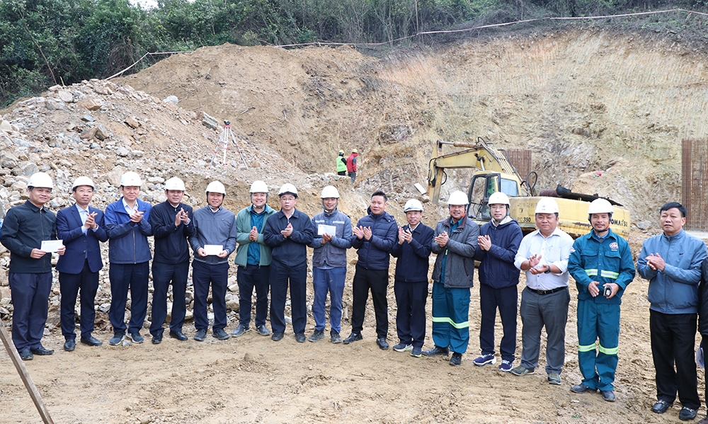 Động viên các đơn vị tham gia Dự án Trạm biến áp 220kV Vũng Áng và đấu nối hoàn thành trong tháng 4/2025 1