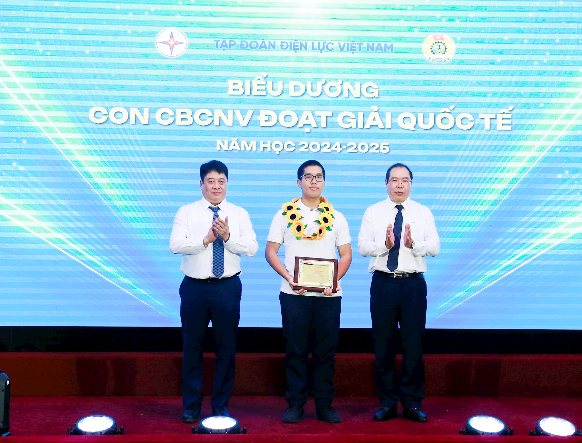 EVN biểu dương 74 học sinh giỏi cấp quốc tế, quốc gia và 40 gia đình tiêu biểu năm 2025 2