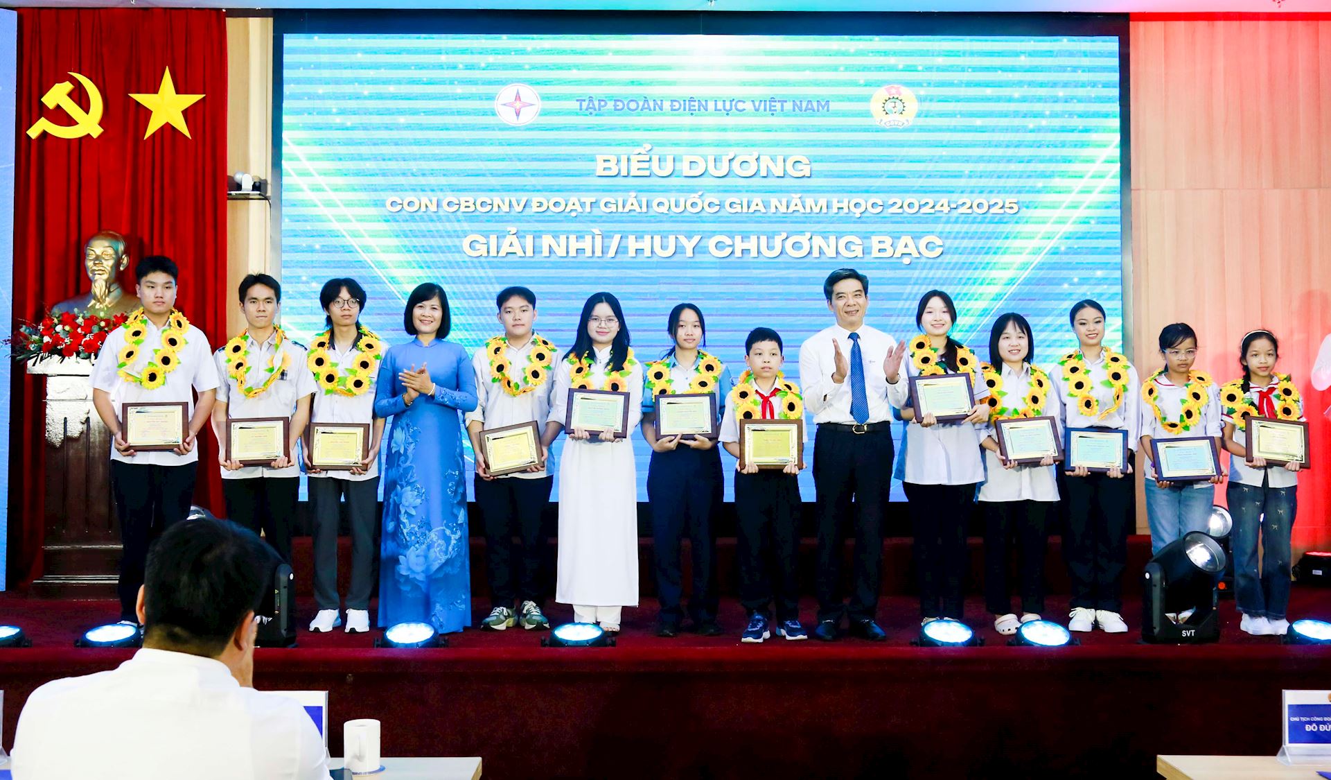 EVN biểu dương 74 học sinh giỏi cấp quốc tế, quốc gia và 40 gia đình tiêu biểu năm 2025 4