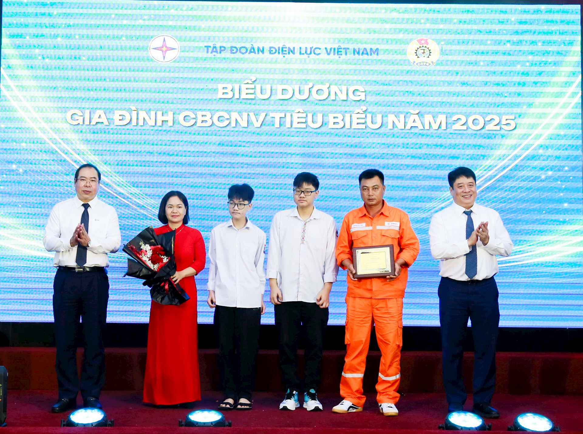 EVN biểu dương 74 học sinh giỏi cấp quốc tế, quốc gia và 40 gia đình tiêu biểu năm 2025 7