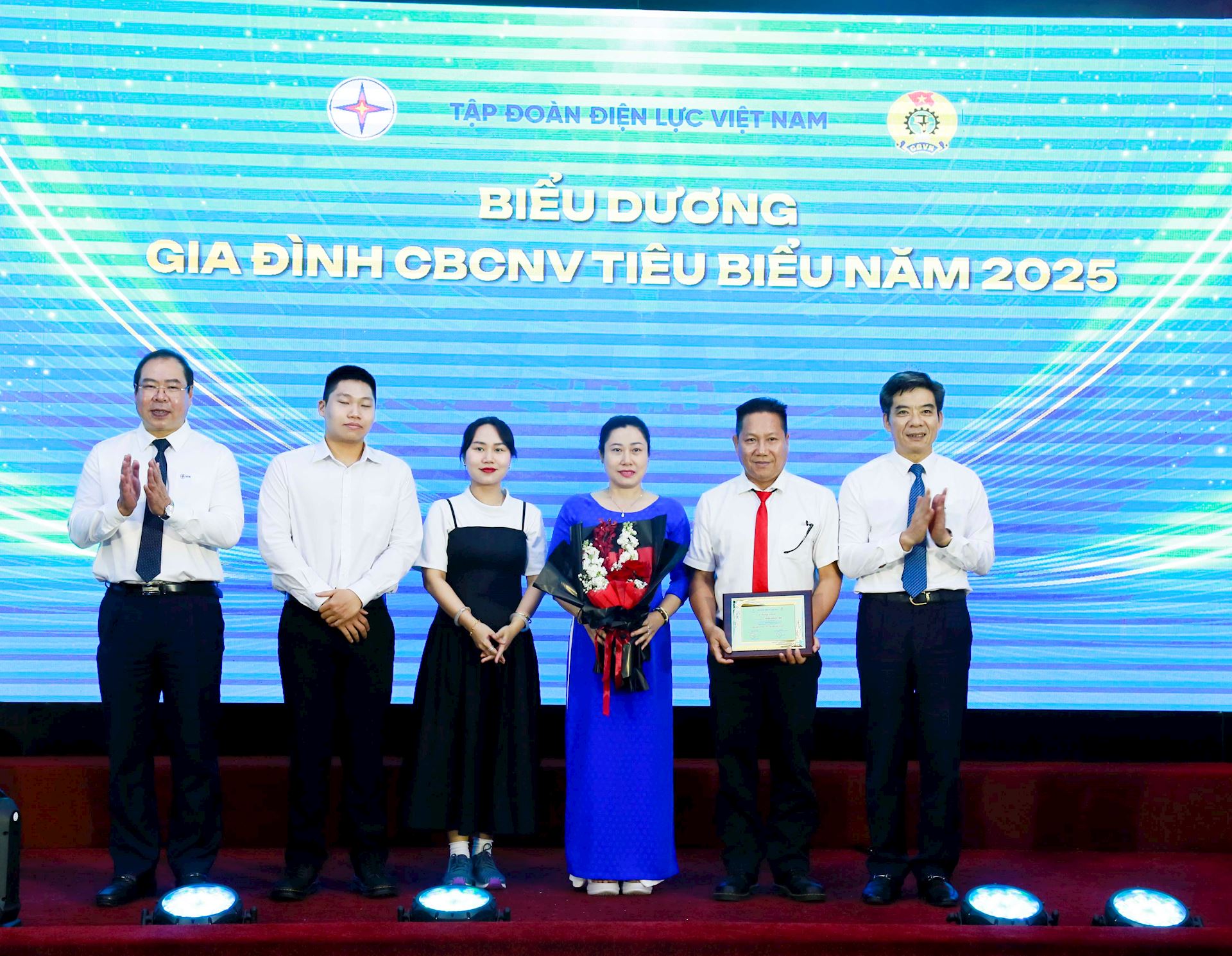 EVN biểu dương 74 học sinh giỏi cấp quốc tế, quốc gia và 40 gia đình tiêu biểu năm 2025 8