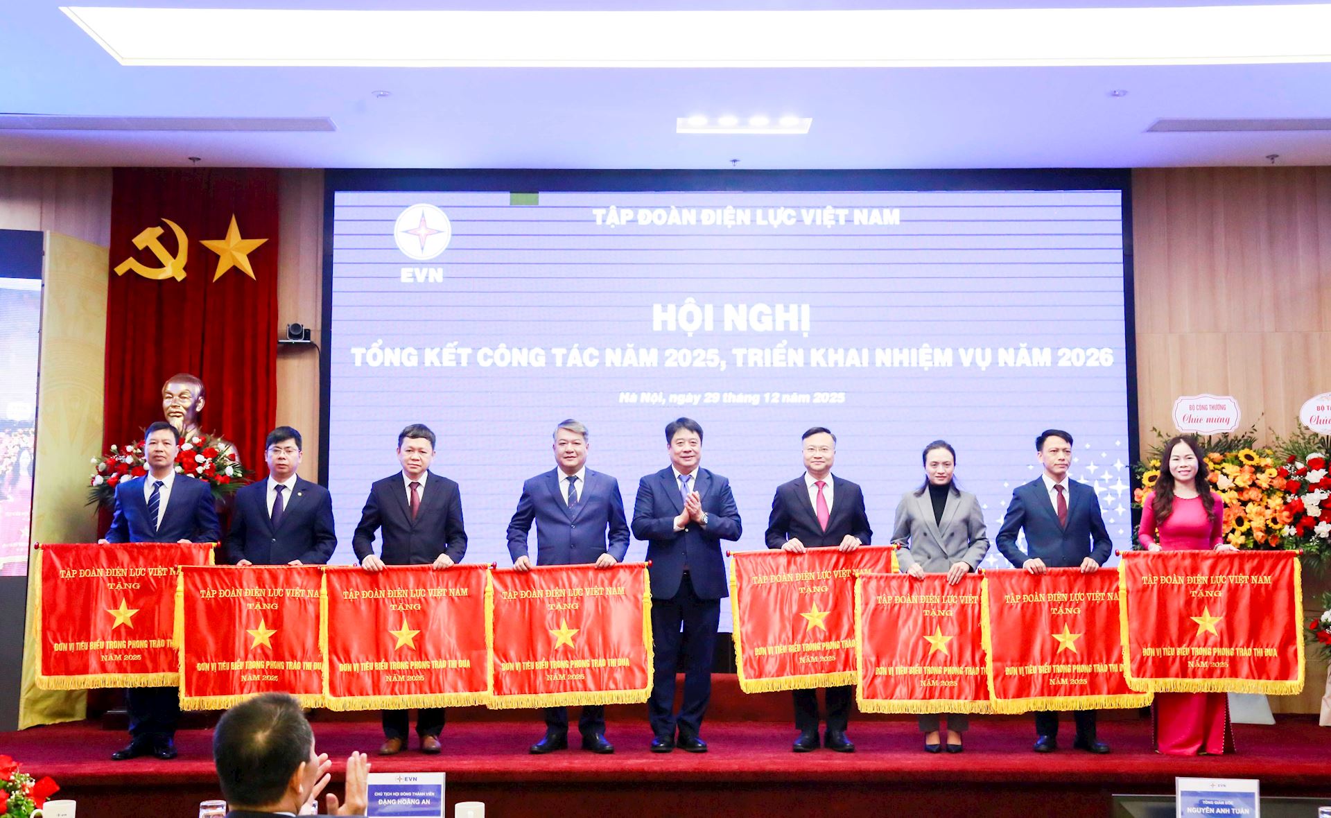 EVN đảm bảo cung cấp điện phục vụ phát triển kinh tế, xã hội của đất nước và nộp ngân sách ước đạt 26.351 tỷ đồng.  6