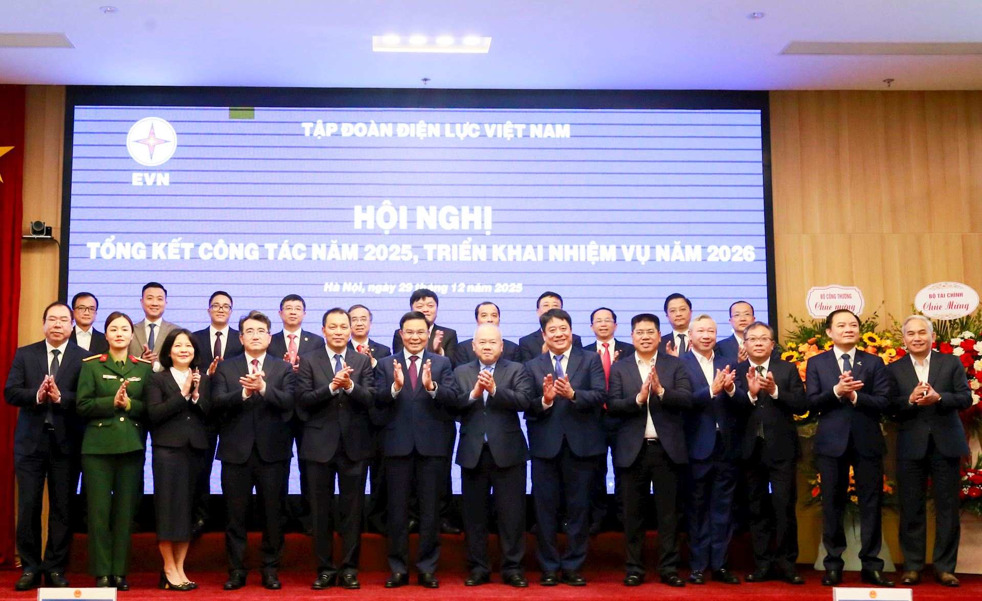 EVN đảm bảo cung cấp điện phục vụ phát triển kinh tế, xã hội của đất nước và nộp ngân sách ước đạt 26.351 tỷ đồng.  7