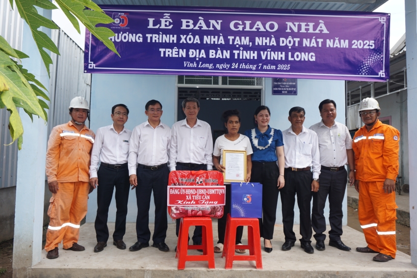 EVN SPC gắn biển, bàn giao 02 căn nhà thuộc chương trình xóa nhà tạm, nhà dột nát trên địa bàn tỉnh Vĩnh Long 1