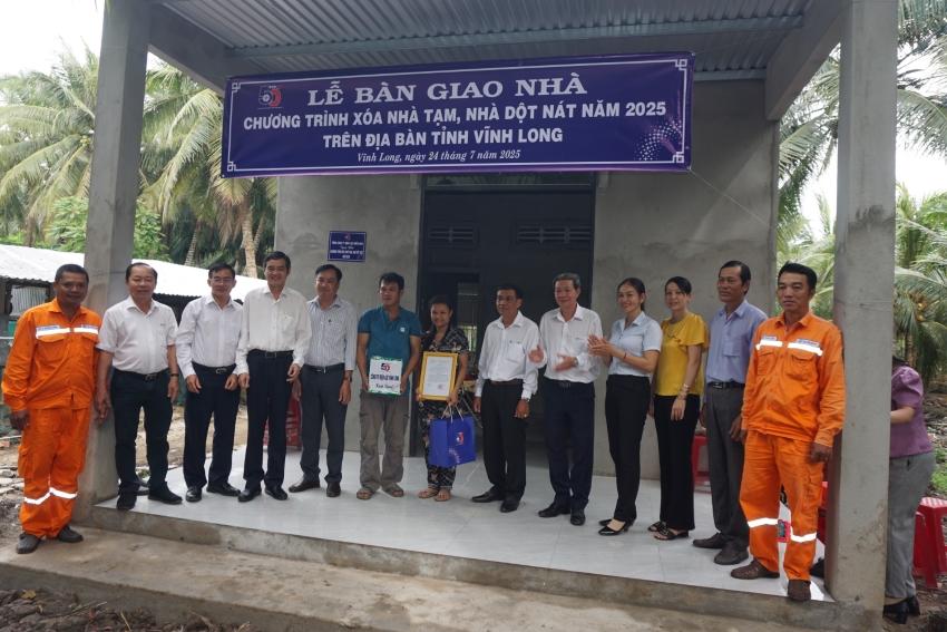 EVN SPC gắn biển, bàn giao 02 căn nhà thuộc chương trình xóa nhà tạm, nhà dột nát trên địa bàn tỉnh Vĩnh Long