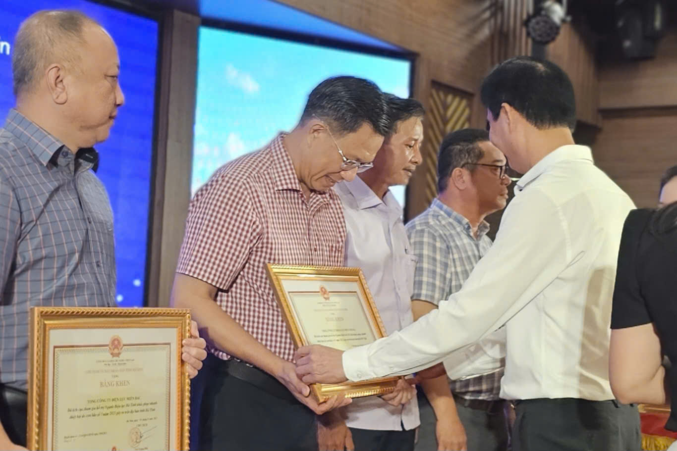EVNCPC được UBND tỉnh Hà Tĩnh tặng Bằng khen về thành tích trong công tác khắc phục lưới điện sau bão số 5 (KAJIKI) 1