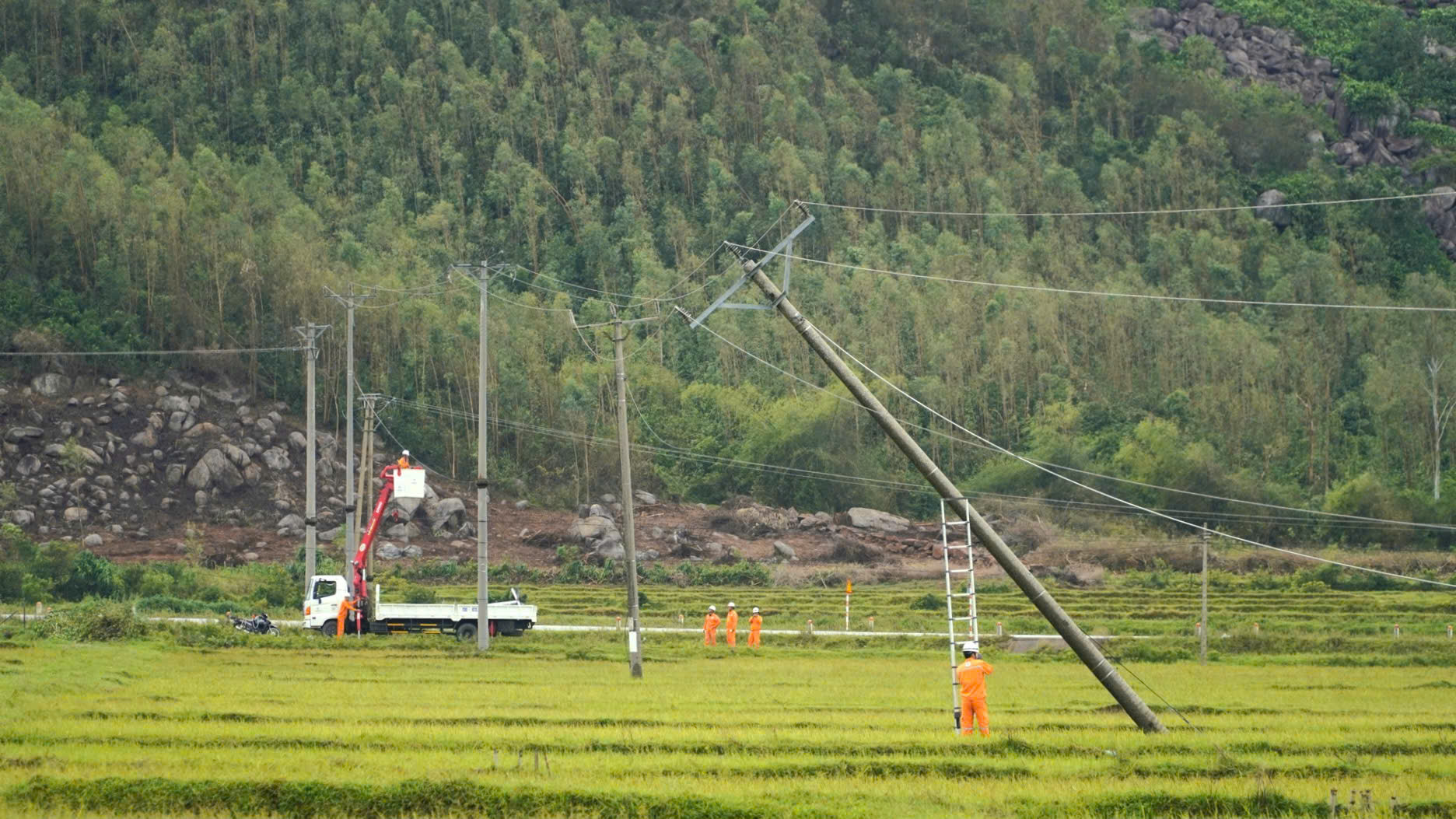 EVNCPC được UBND tỉnh Hà Tĩnh tặng Bằng khen về thành tích trong công tác khắc phục lưới điện sau bão số 5 (KAJIKI) 2