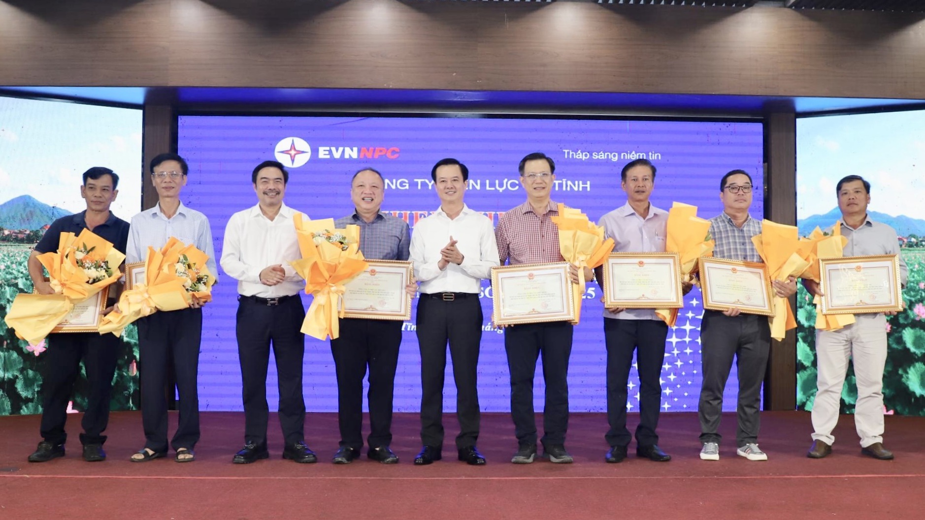 EVNCPC được UBND tỉnh Hà Tĩnh tặng Bằng khen về thành tích trong công tác khắc phục lưới điện sau bão số 5 (KAJIKI) 5