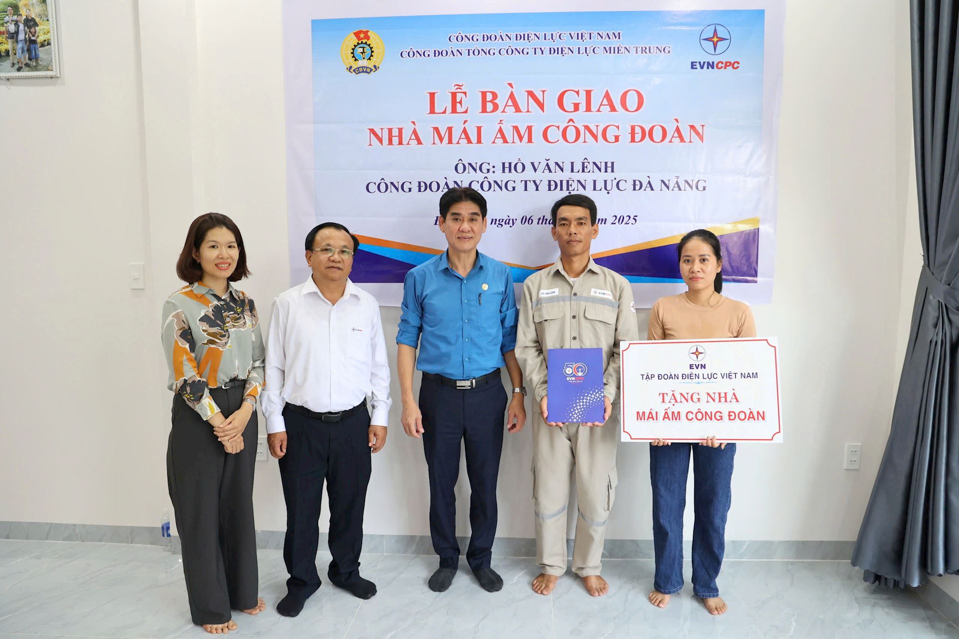 EVNCPC trao tặng “Mái ấm Công đoàn” cho hai đoàn viên có hoàn cảnh khó khăn