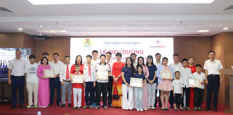 EVNGENCO1 tổ chức Lễ biểu dương gia đình CBCNV tiêu biểu và tuyên dương con CBCNV đạt thành tích xuất sắc năm học 2024–2025 1