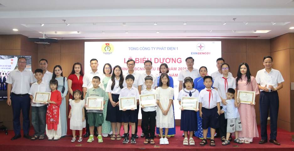 EVNGENCO1 tổ chức Lễ biểu dương gia đình CBCNV tiêu biểu và tuyên dương con CBCNV đạt thành tích xuất sắc năm học 2024–2025 4